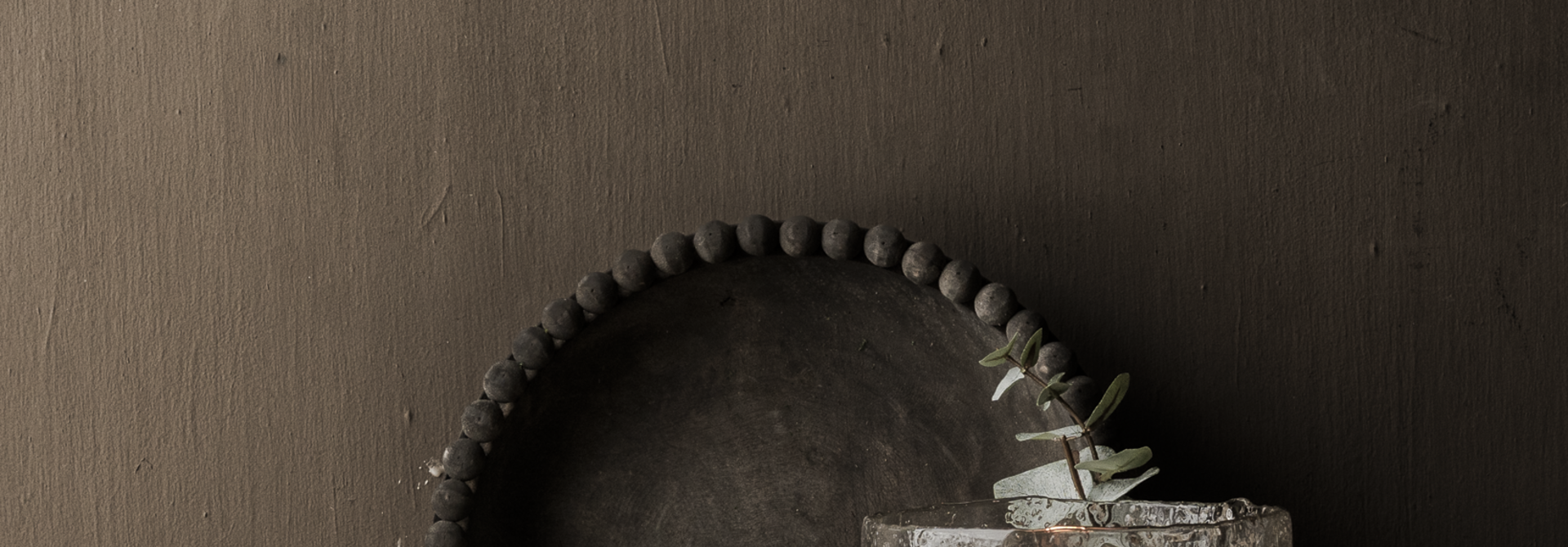 Sturdy wooden bowl with a beaded edge Yovan M or L