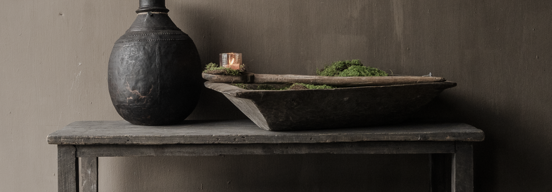 Hoffz robuster Beistelltisch aus dunklem Holz, Wandtisch