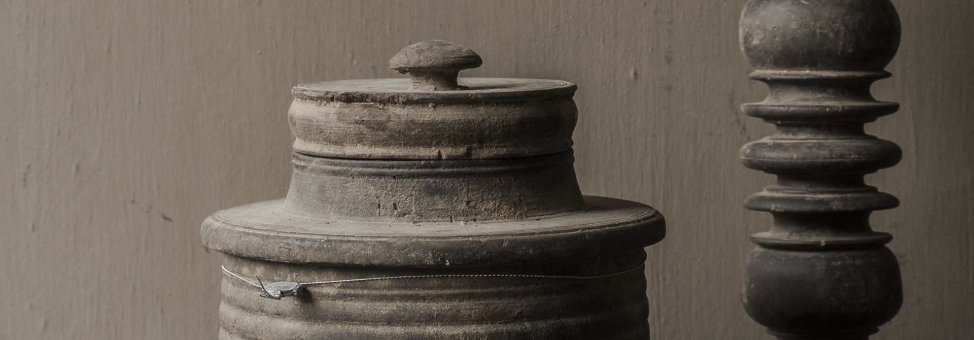 Originele Oude houten Nepalees  Kruikje  /Potje  met deksel   HOFFZ