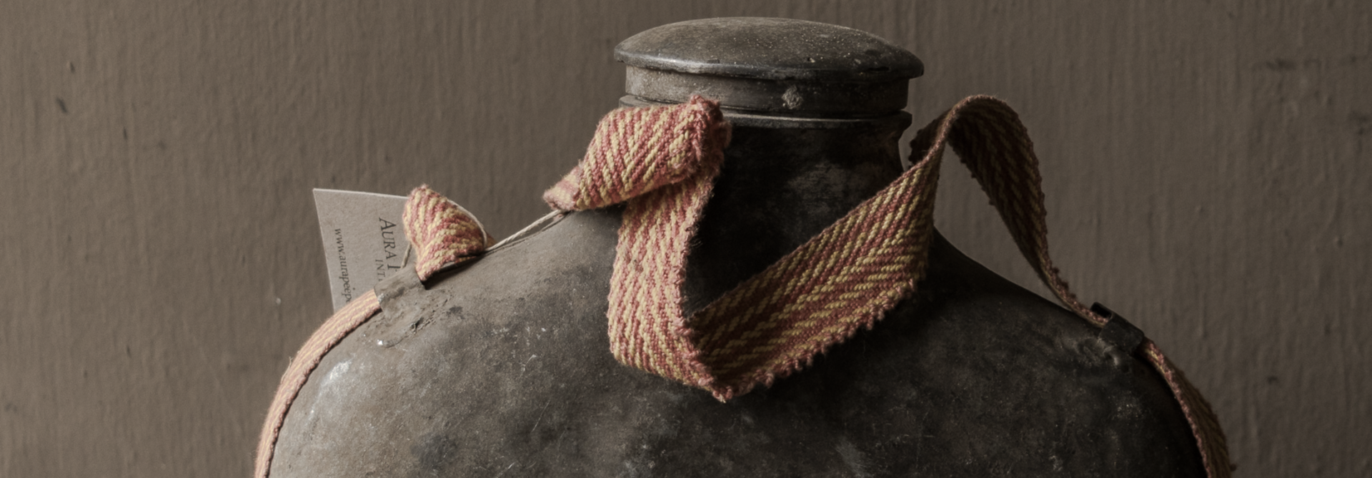 Aura Peeperkorn Metalen Waterkruik met Band