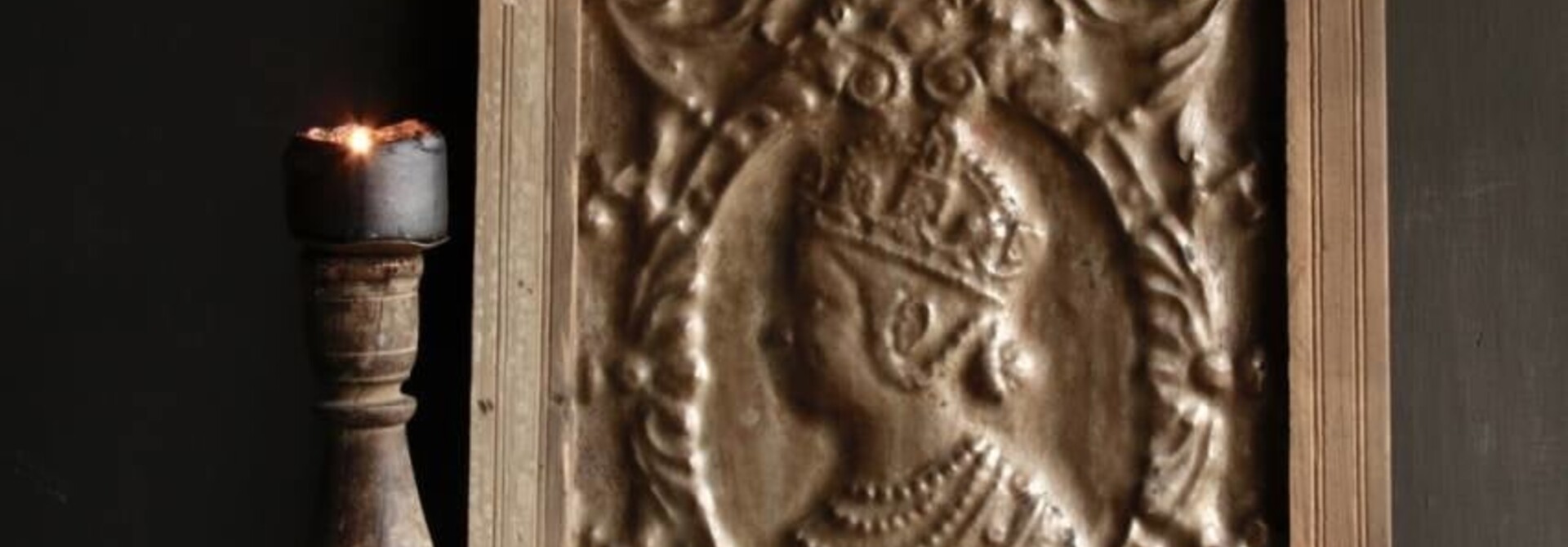 Wand paneeltje Brons met houten lijst Aura Peeperkorn