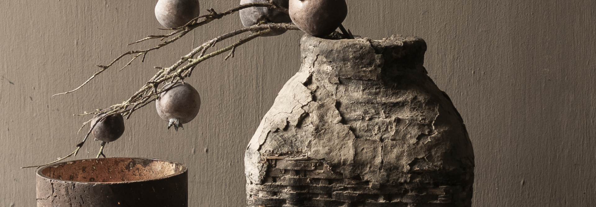 Uniek oud leem mandje /kruik