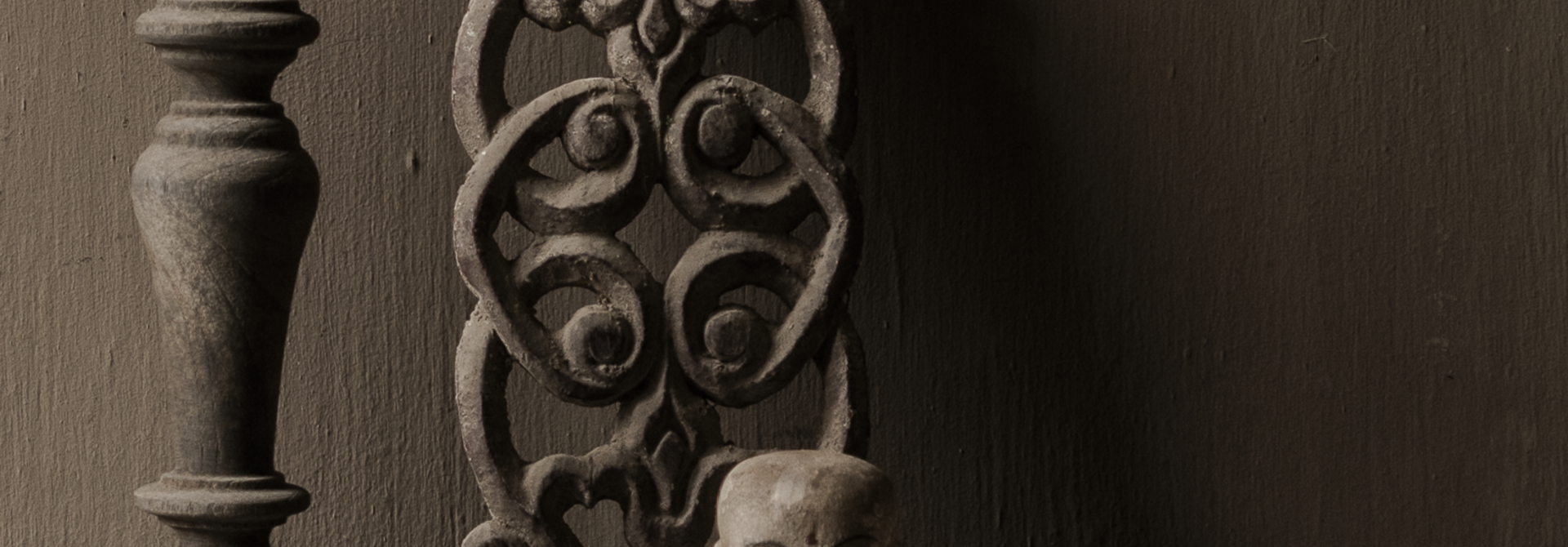 Antiek klein houten monnik beeldje