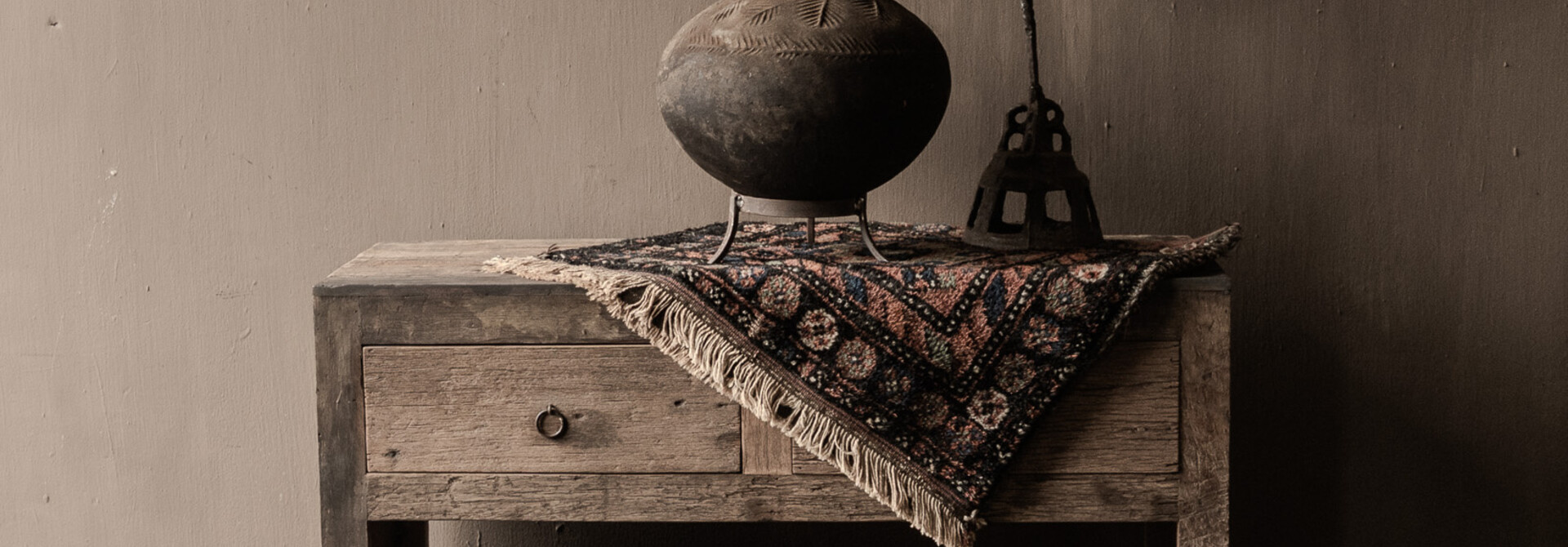 Stoer robuust  oude houten Muurtafel /Sidetable  met lades