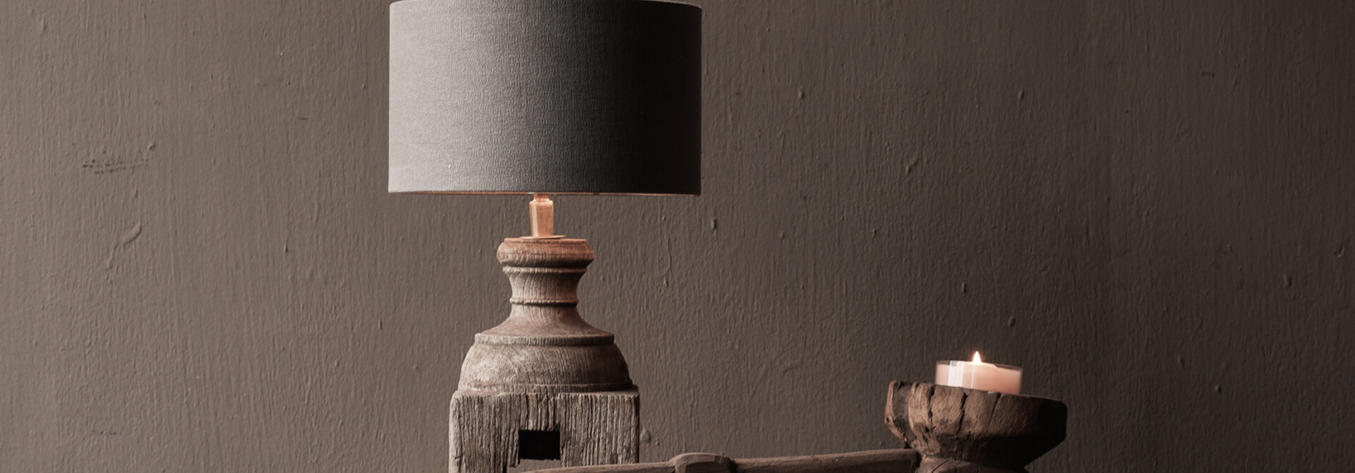 Stoer houten wabi sabi kandelaar van oud onderdeel