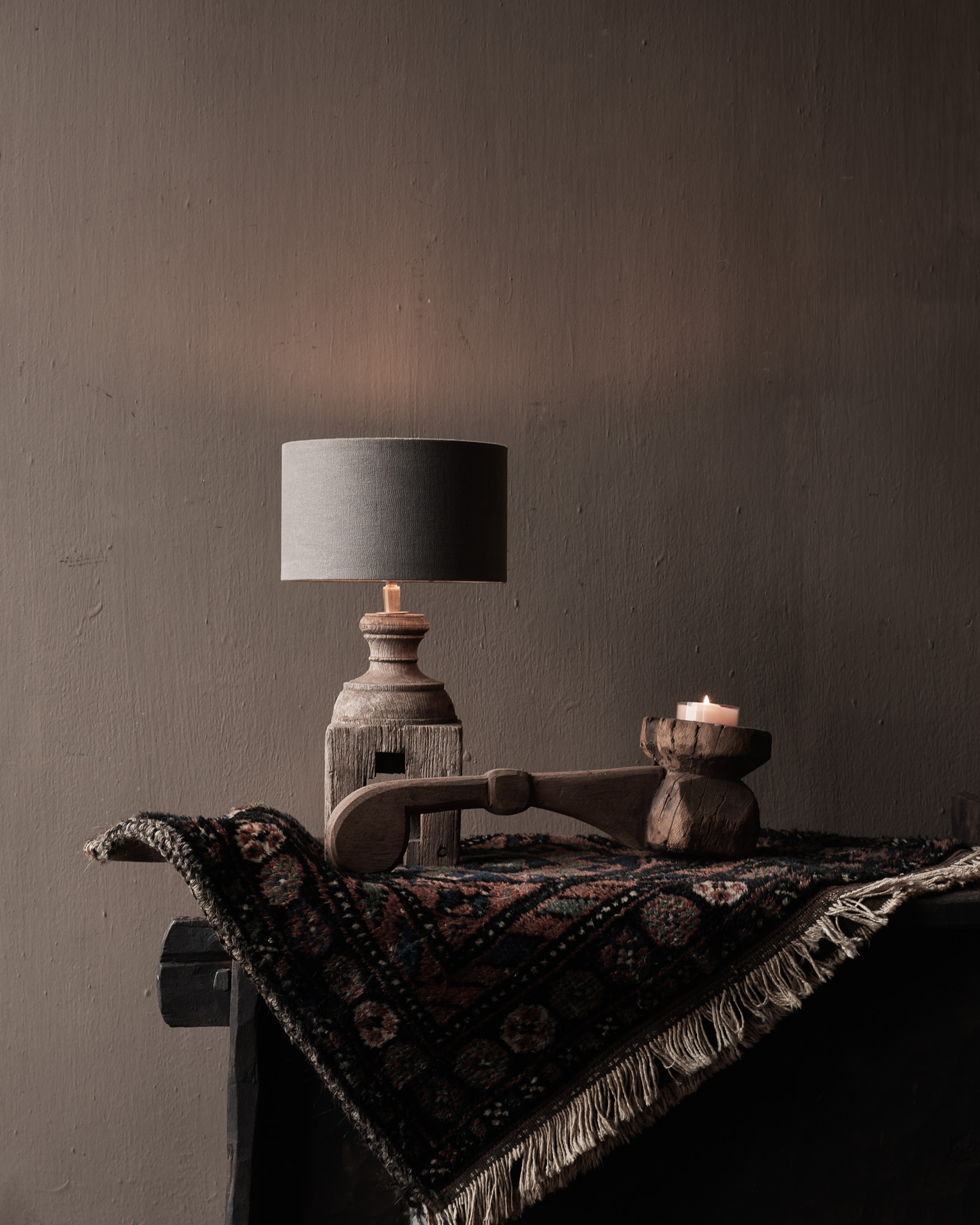 Stoer houten wabi sabi kandelaar van oud onderdeel-1