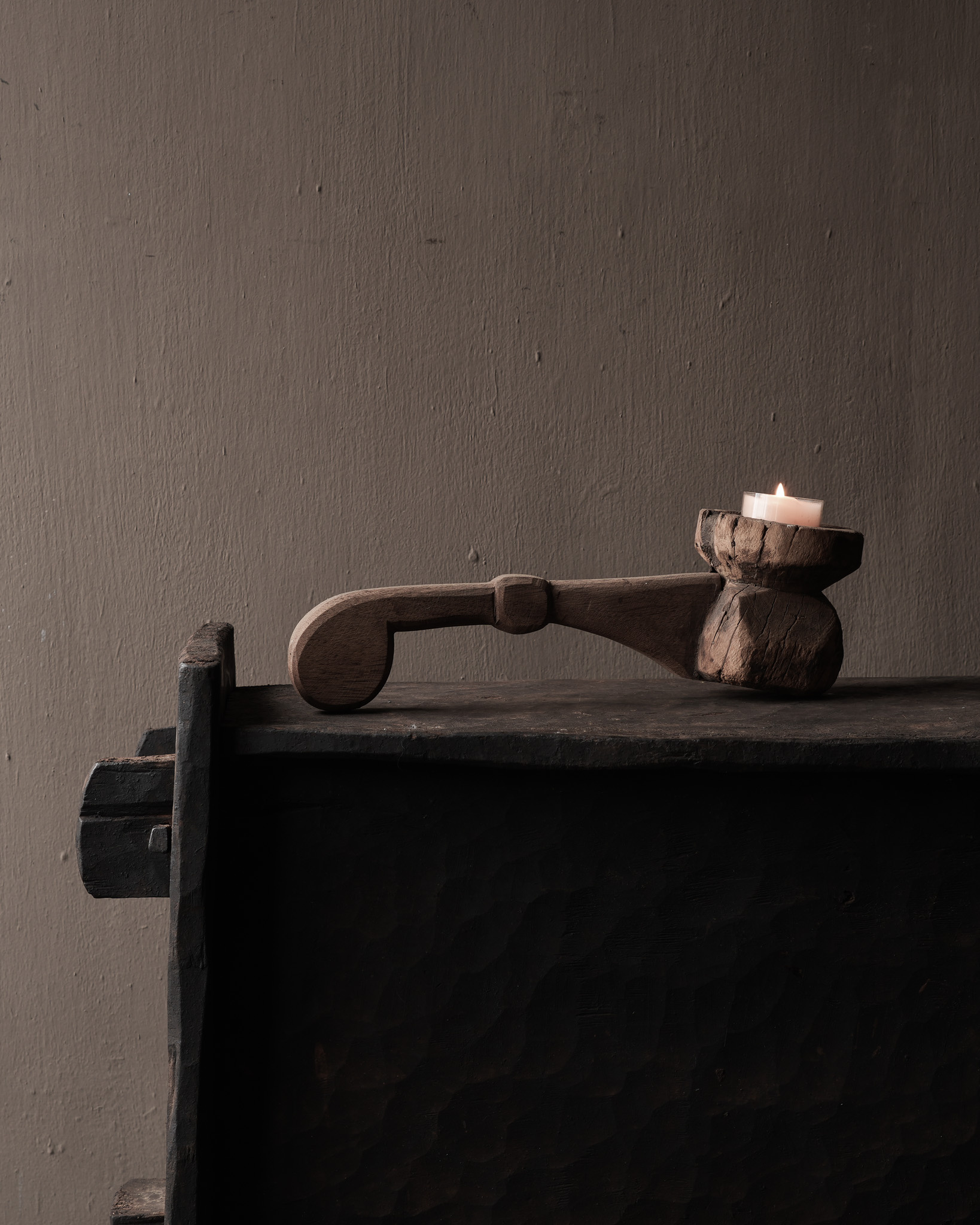 Stoer houten wabi sabi kandelaar van oud onderdeel-2