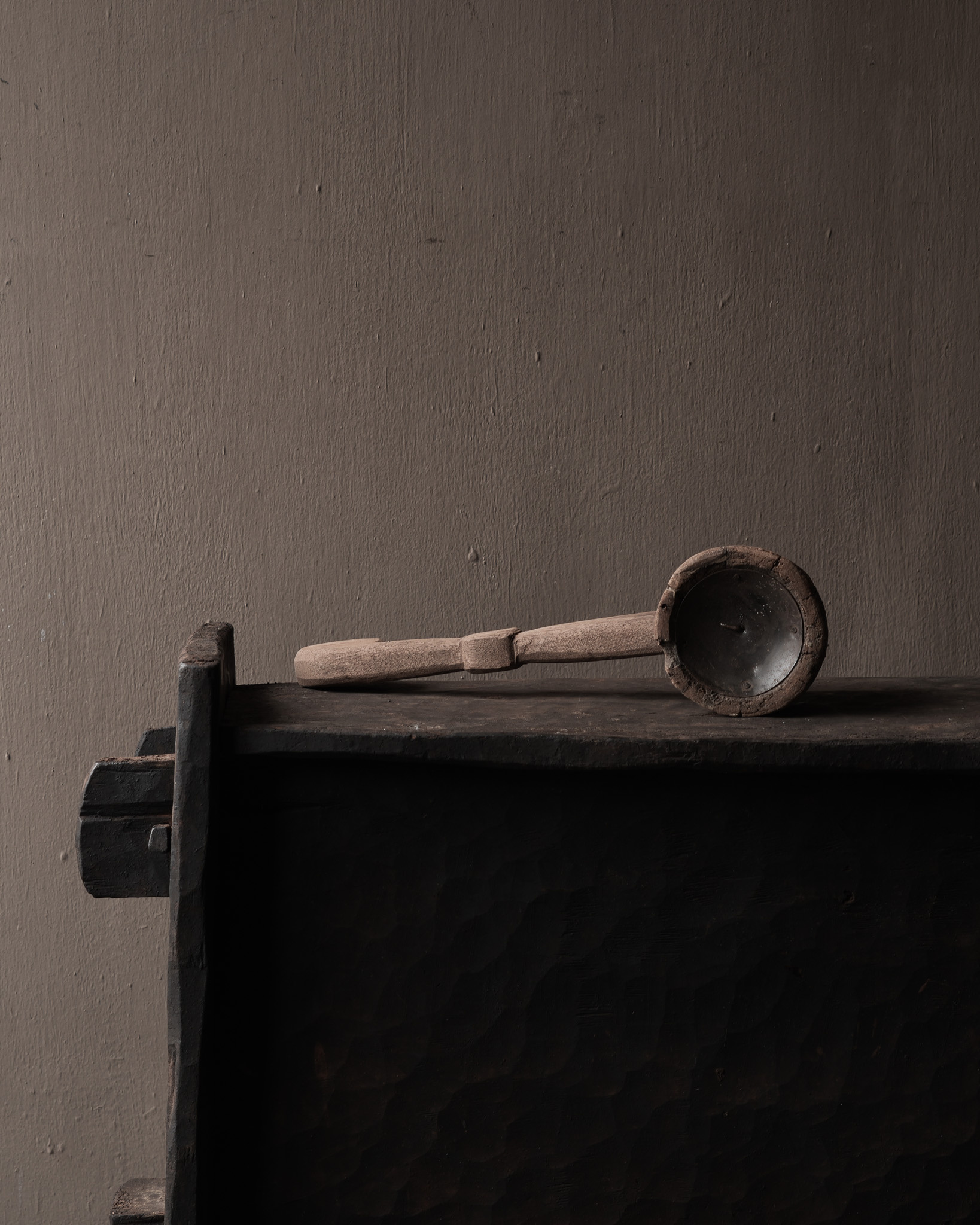 Stoer houten wabi sabi kandelaar van oud onderdeel-3