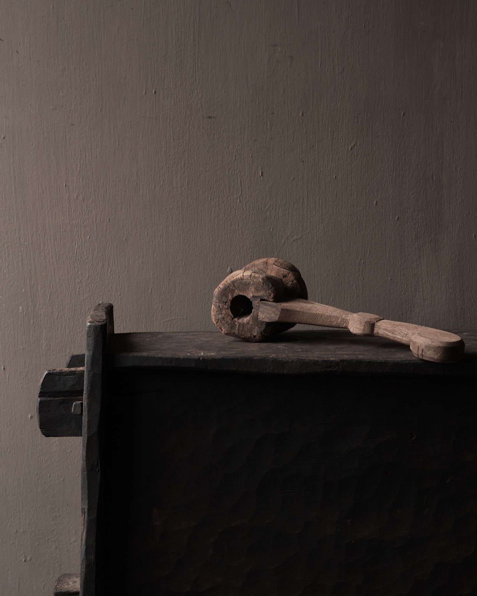 Stoer houten wabi sabi kandelaar van oud onderdeel-5
