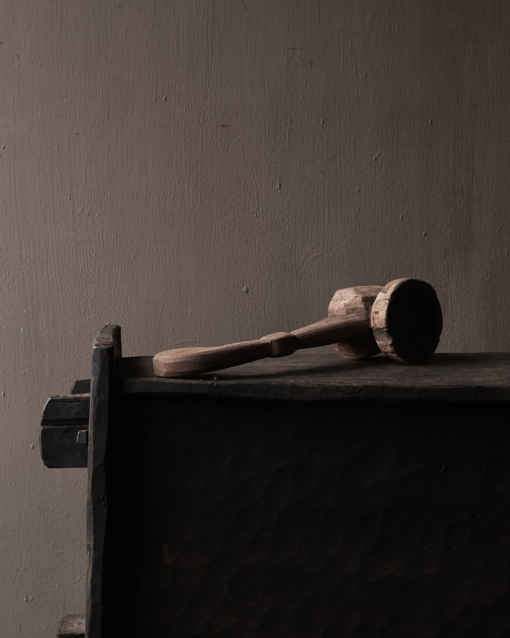 Stoer houten wabi sabi kandelaar van oud onderdeel-6