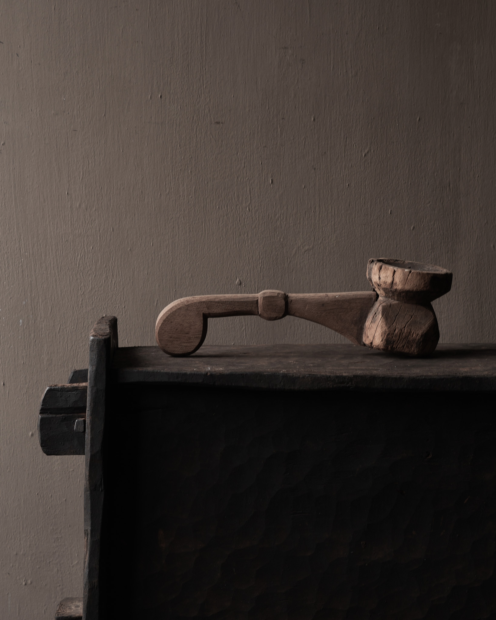 Stoer houten wabi sabi kandelaar van oud onderdeel-7