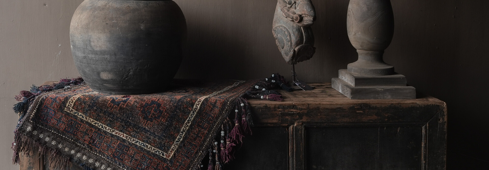 Altes antikes Sideboard aus verwittertem Holz im Wabi-Sabi-Stil