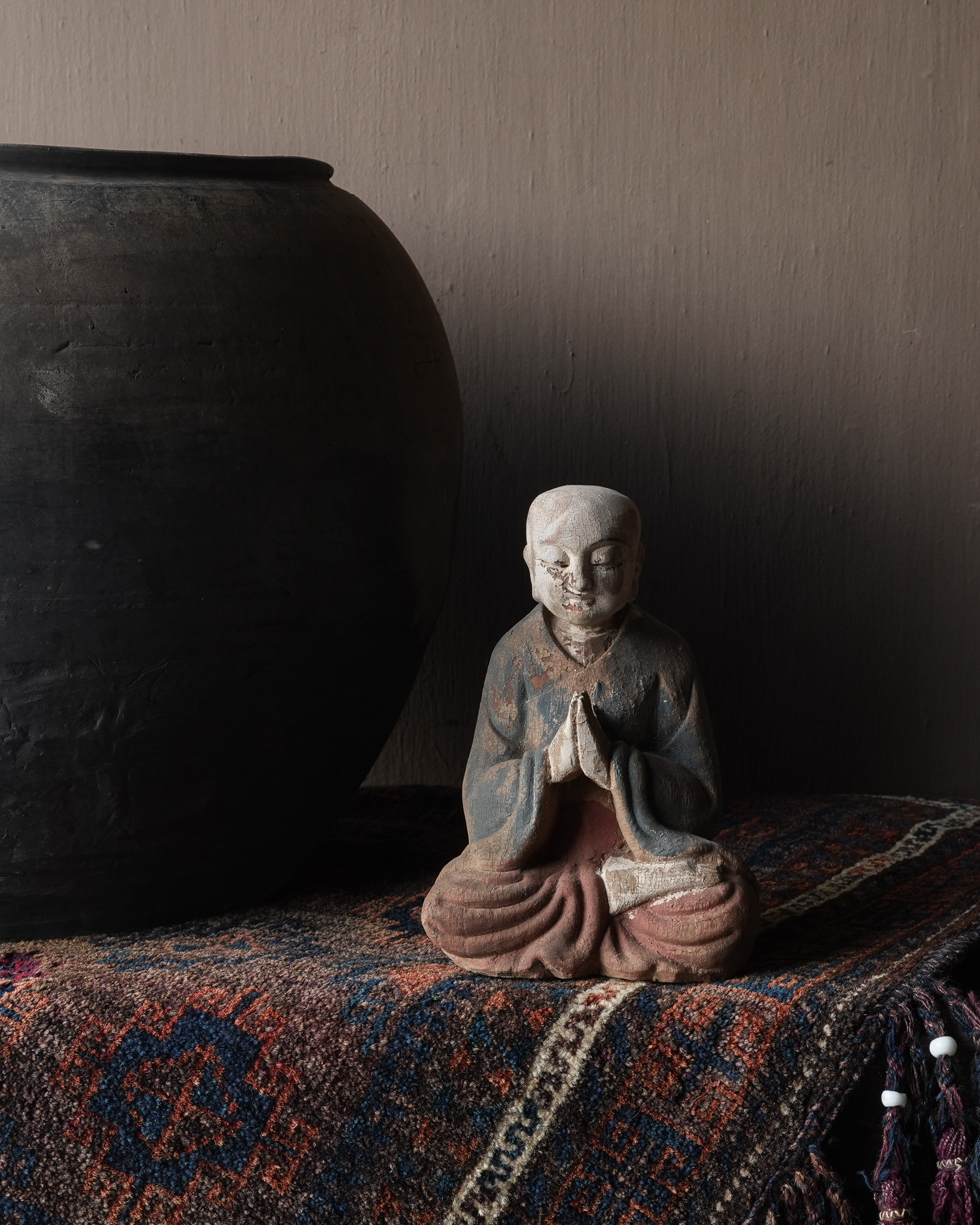 Antiek klein houten monnik beeldje-2