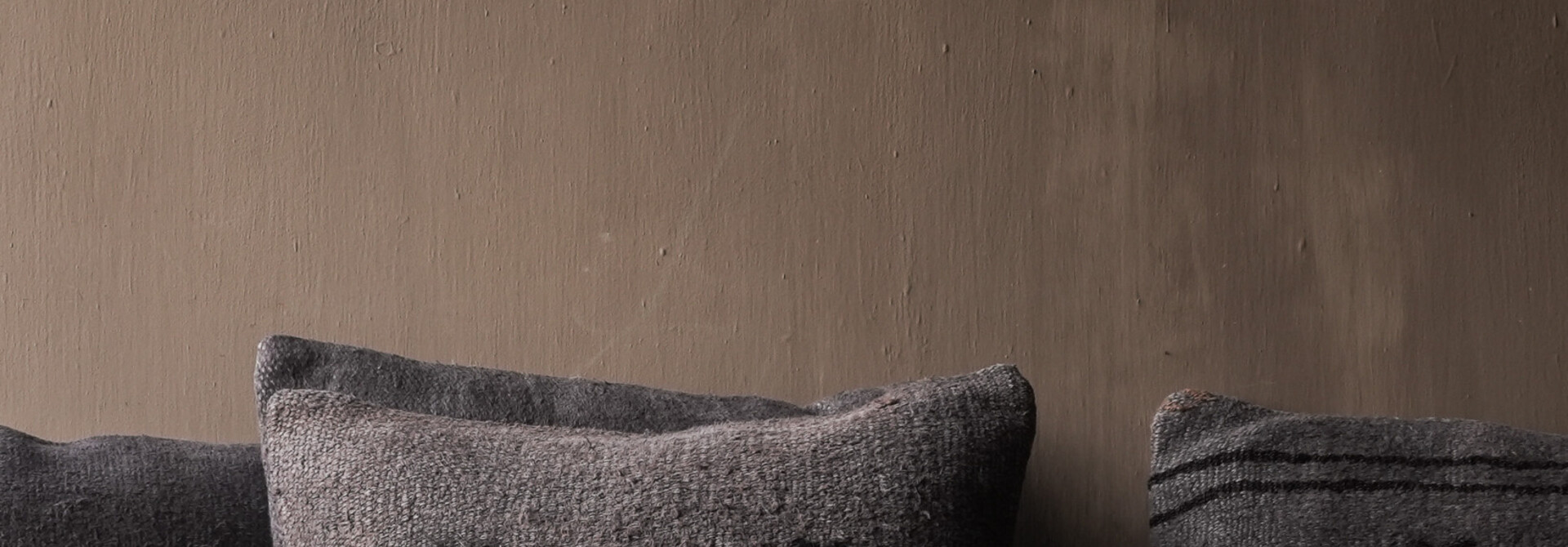 Beautiful sturdy hemp cushion in anthracite gray