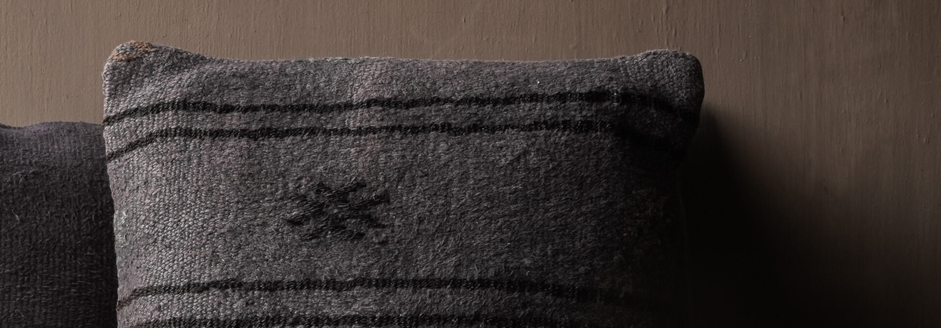 Beautiful sturdy hemp cushion in anthracite gray