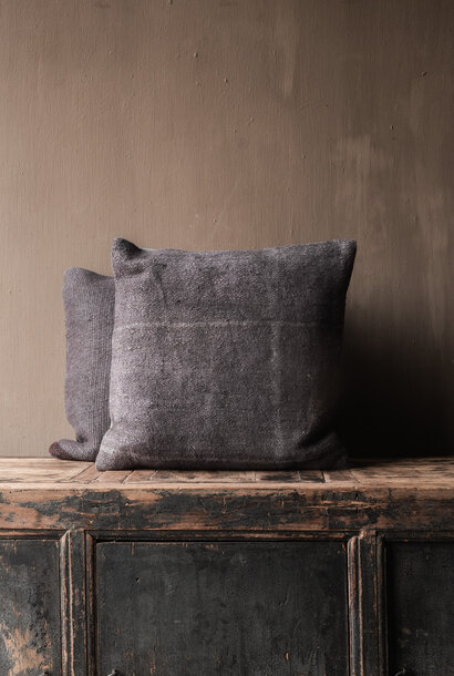 Prachtig stoer hennep  kussen   in de kleur antraciet grijs