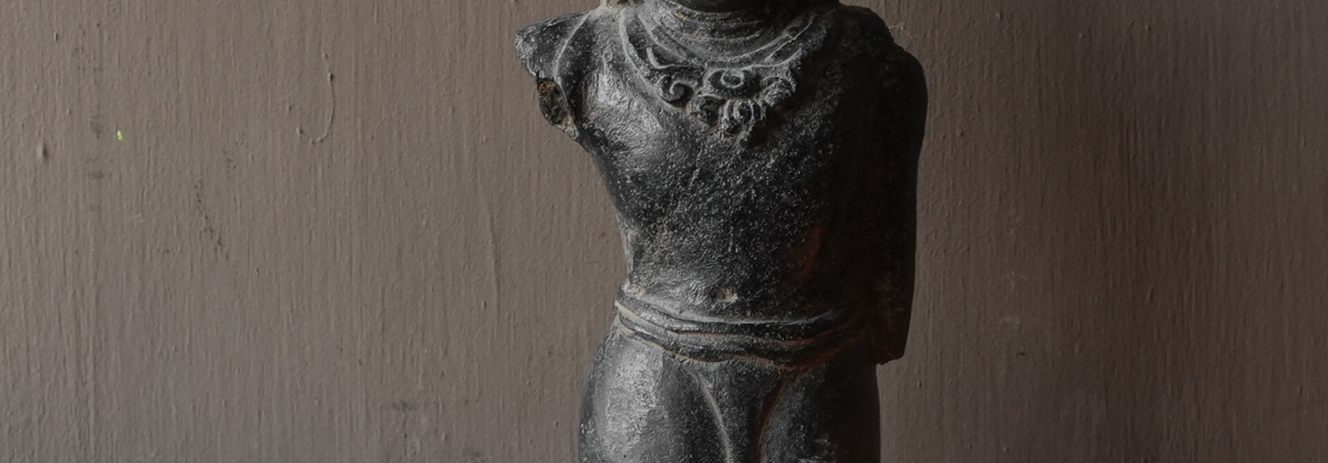 Indiaas tempelbeeld op standaard