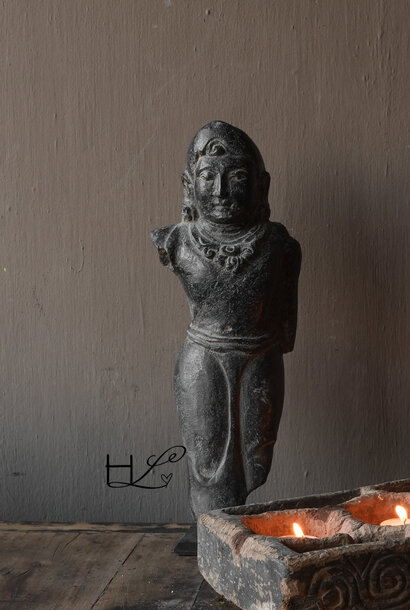 Indische Tempelstatue auf Sockel