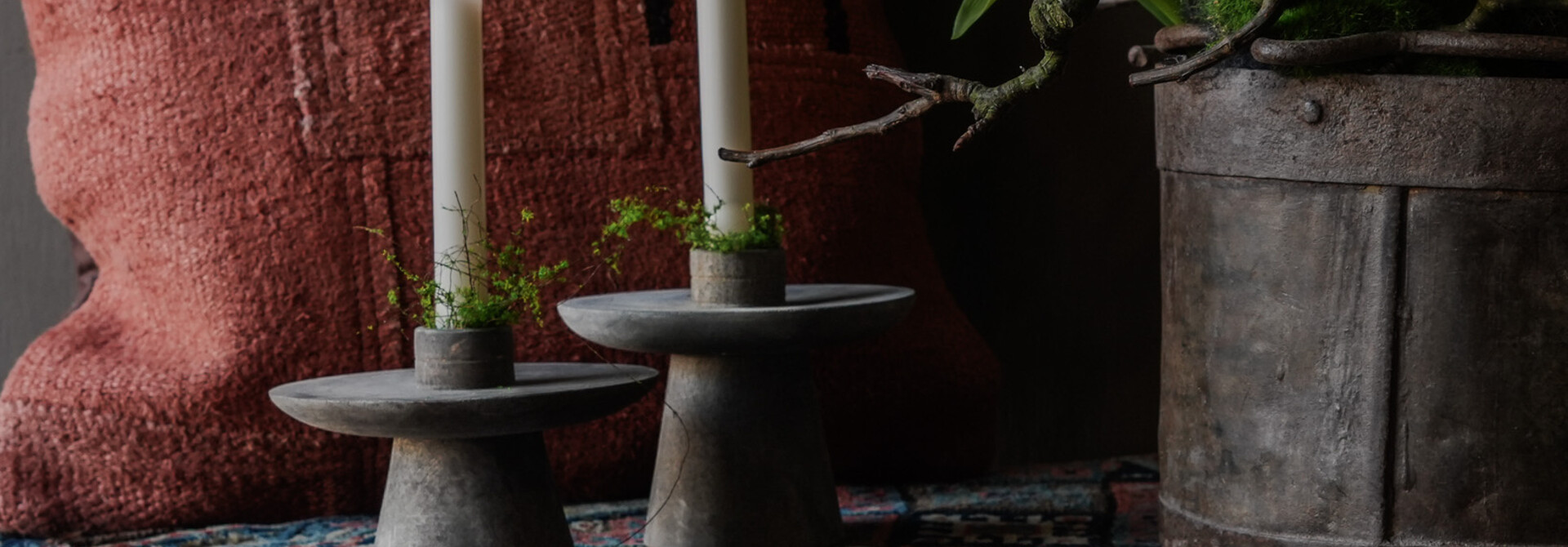 Robuster, alter, verwitterter, rustikaler Kerzenständer aus Holz