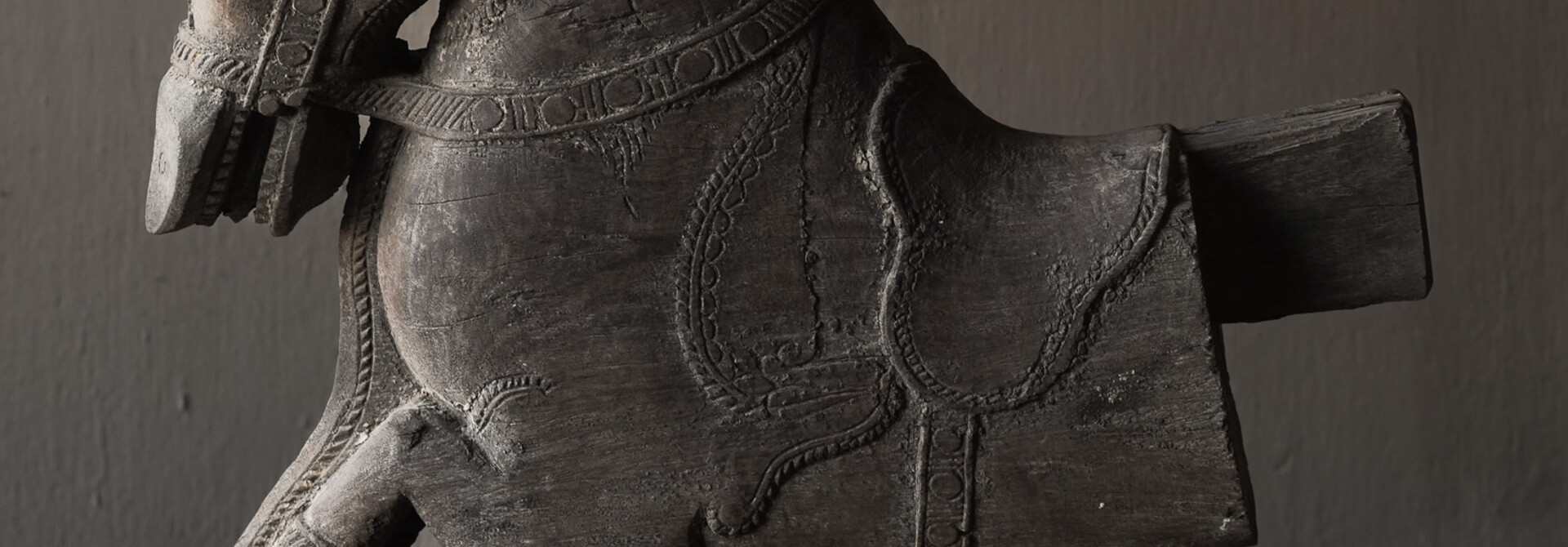 Uniek antiek houten paard uit India – authentiek tempelornament