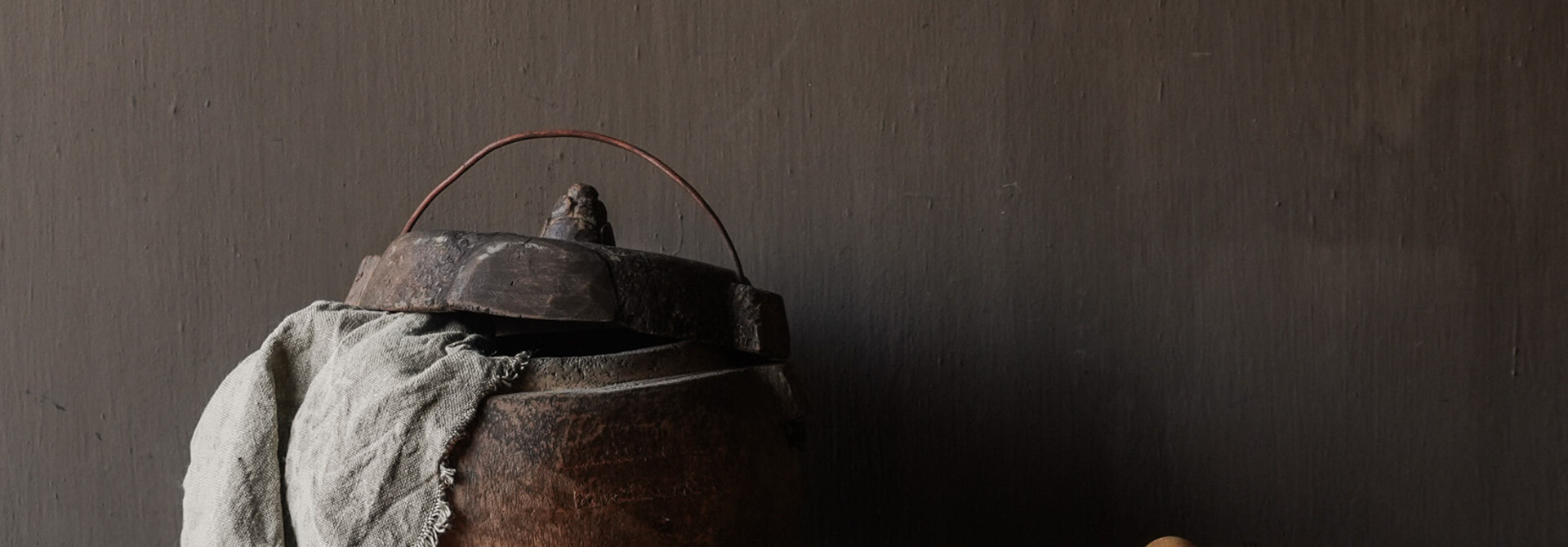 Oude Indiase houten laddu mal – authentiek keukenobject