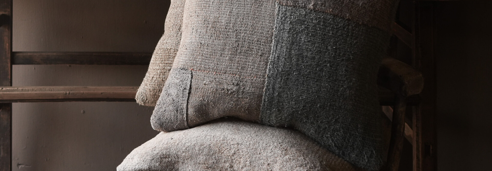 Unique sturdy hemp cushion – grey/taupe Including filling