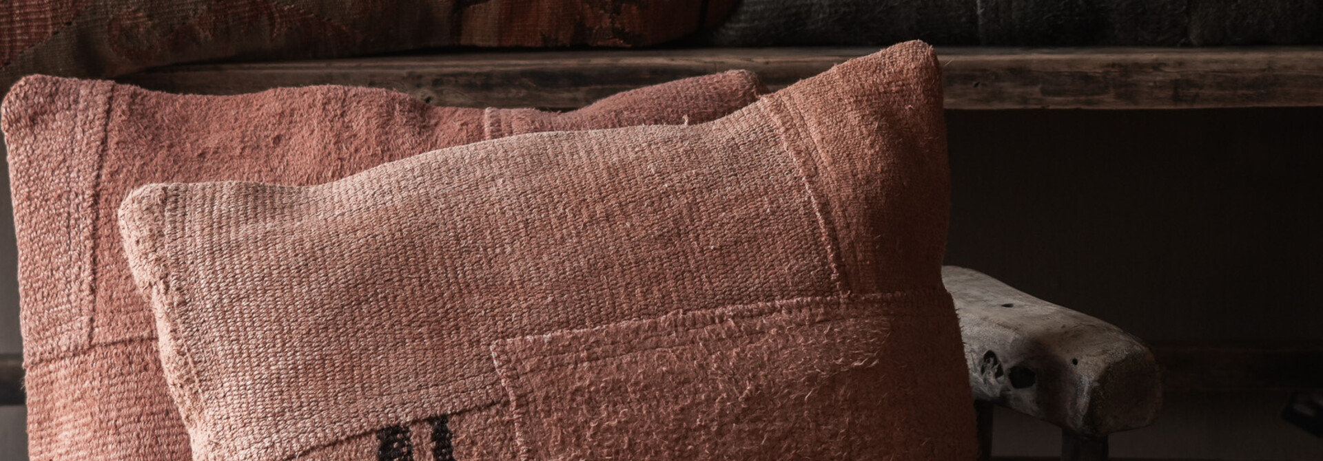 Uniek vintage hennep kussen – zalm / oranje roze tint
