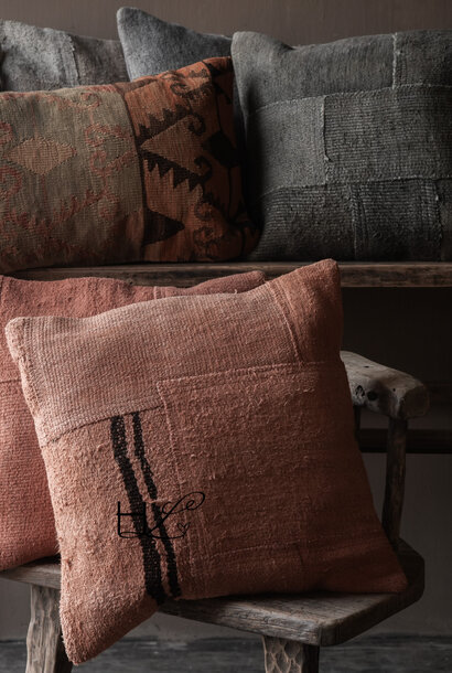 Uniek vintage hennep kussen – zalm / oranje roze tint