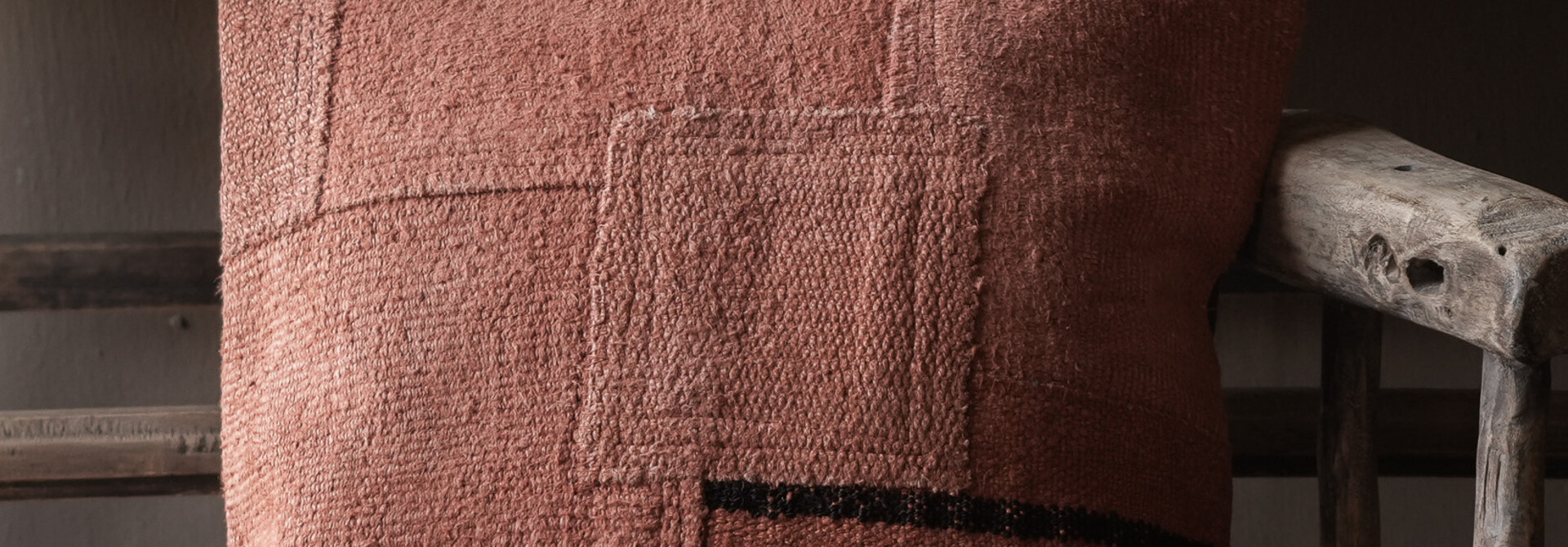 Uniek vintage hennep kussen – zalm / oranje roze tint