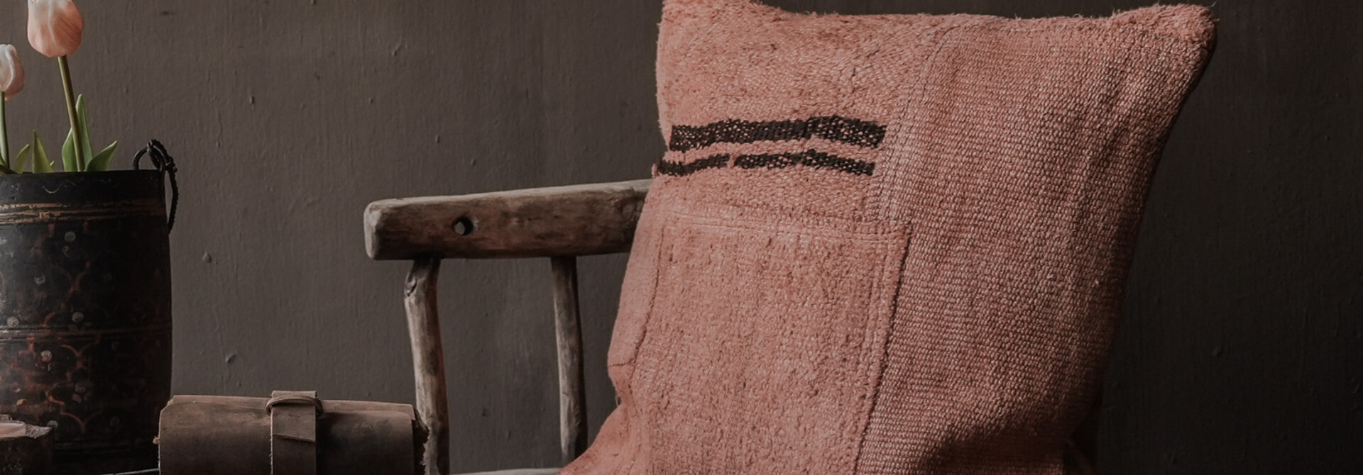 Unieke oude houten stoel – handgemaakt karakterstuk  Deze unieke oude houten stoel is een bijzonder en karaktervol meubelstuk met een prachtige doorleefde uitstraling. De stoel is volledig handgemaakt uit massief hout en heeft een robuuste, ambachtelijke