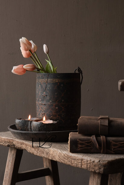 Antieke houten melkpot – oude Nepalese pot met hengsel