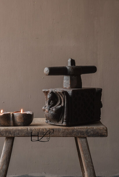 Antike Butterpresse/Gewürzpresse aus Holz – Indien