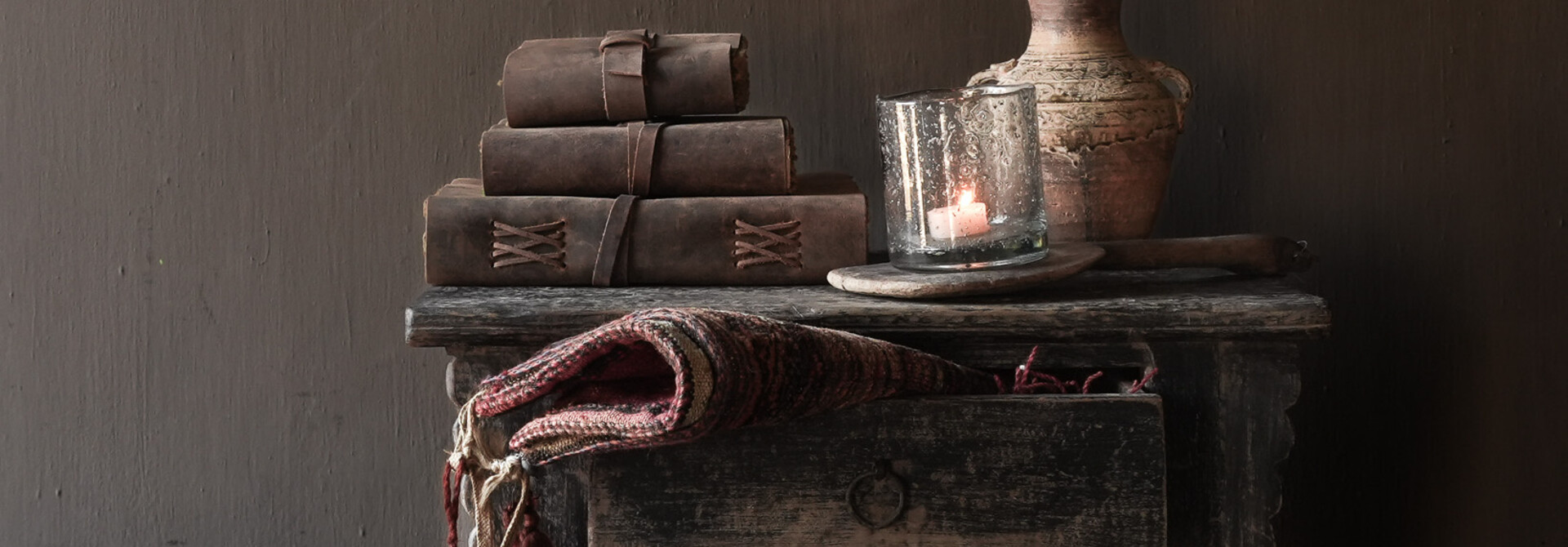 Oud houten laag kastje met lade – India