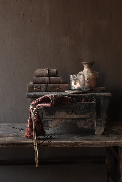 Alter niedriger Holzschrank mit Schublade – Indien