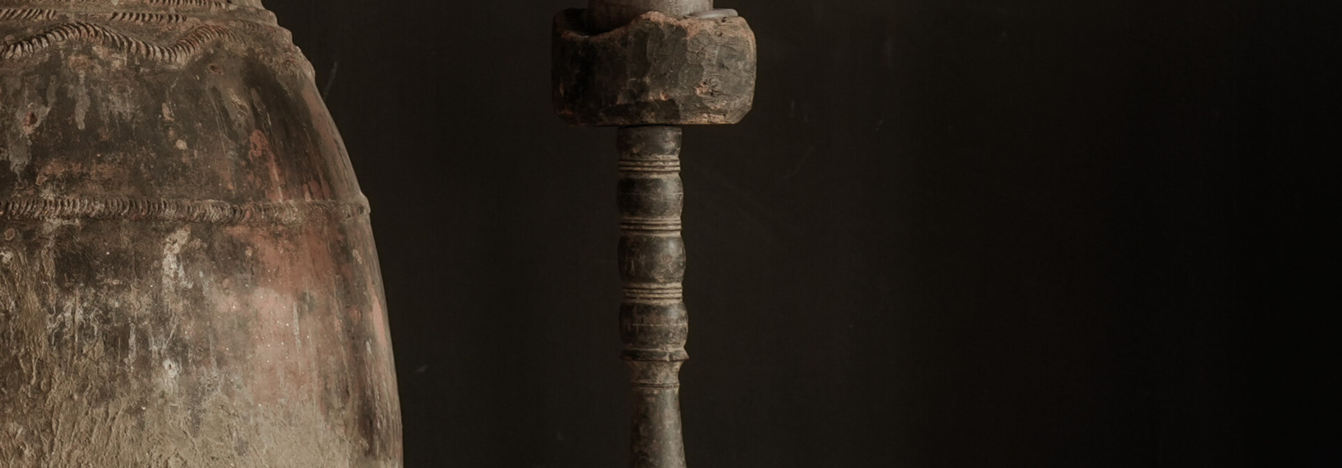 Einzigartiger alter Kerzenständer aus Holz mit Balusterprofil