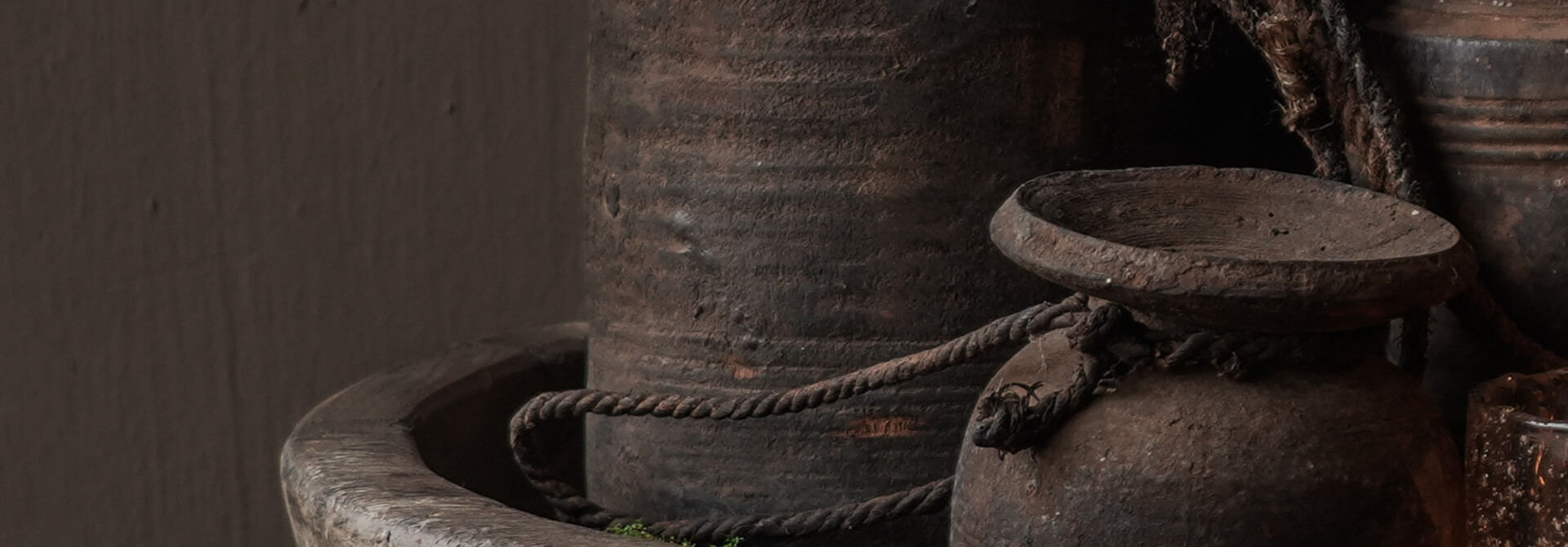 Originaler alter nepalesischer Holzkrug/Topf mit Seil – schlichte Wabi-Sabi-Dekoration