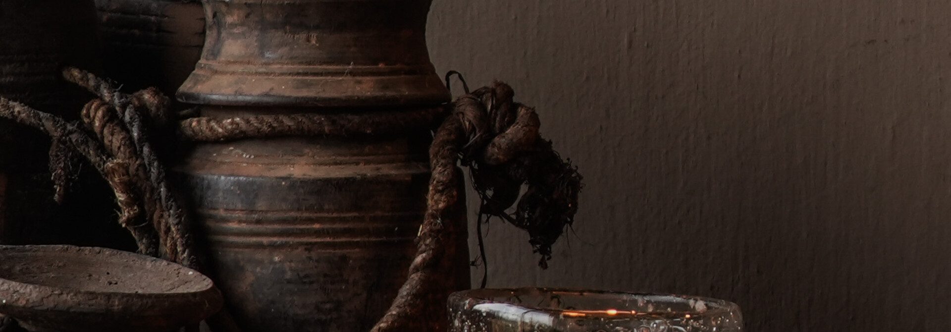 Originaler alter nepalesischer Holzkrug/Topf mit Seil – schlichte Wabi-Sabi-Dekoration