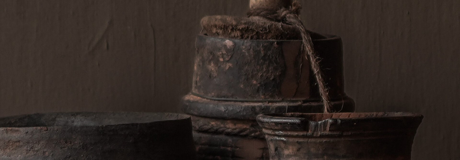 Originaler alter nepalesischer Holzkrug/Topf mit Seil – schlichte Wabi-Sabi-Dekoration