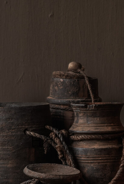 Originele oude houten Nepalese kruik / pot met touw – sobere wabi-sabi decoratie