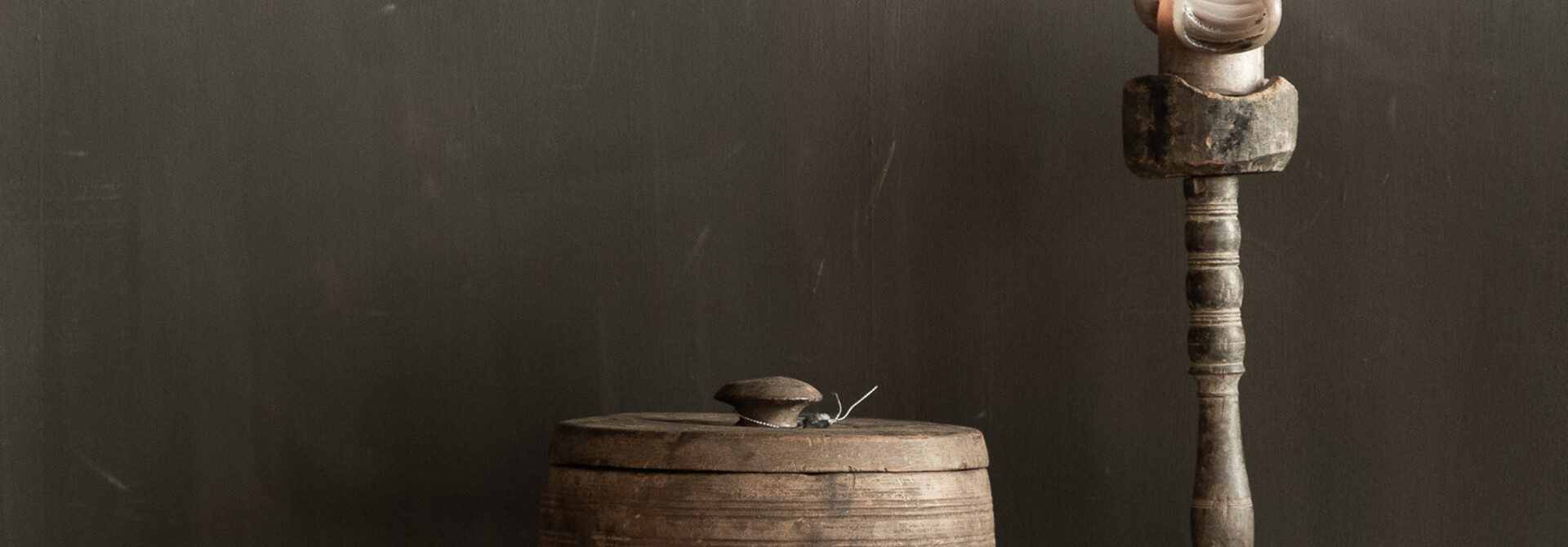 Oude Nepalese houten pot met deksel – HOFFZ