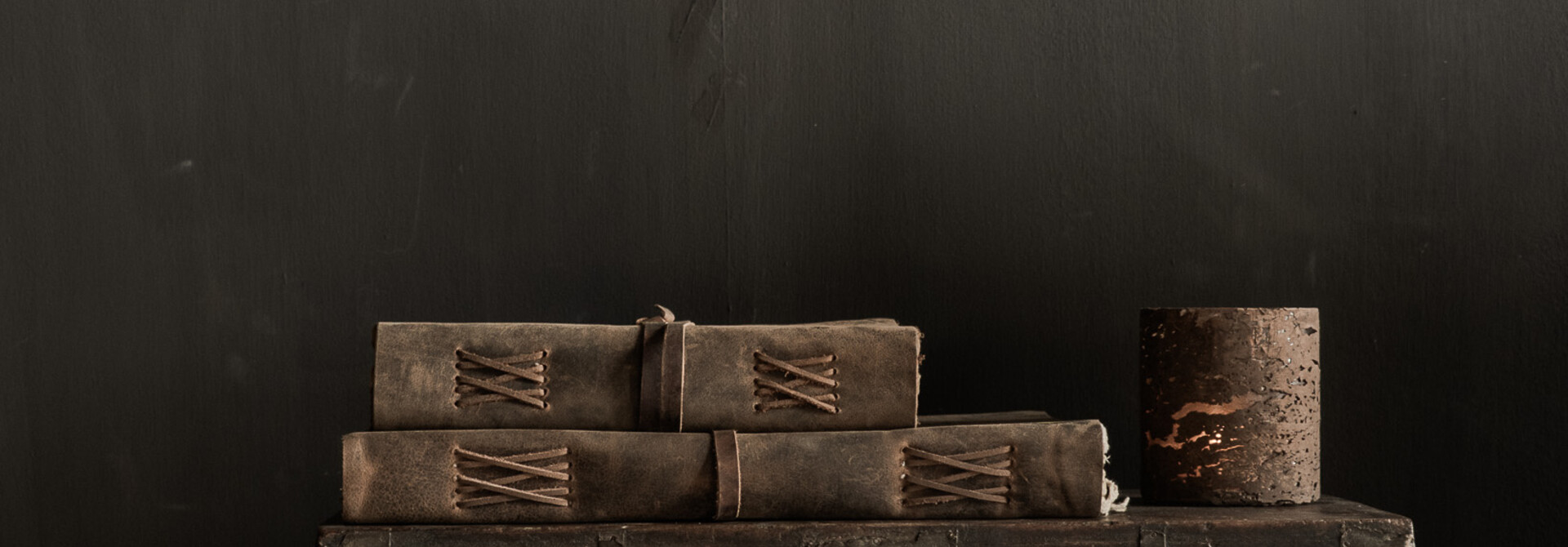 Alte, authentische Holztruhe – rustikale Aufbewahrungstruhe