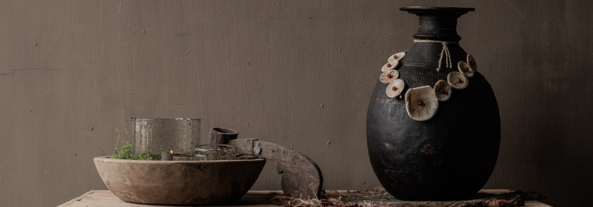 Alter, authentischer, niedriger Beistelltisch aus Holz. Einzigartiges Stück.