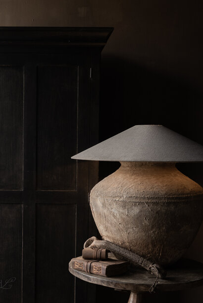 Lampe aus einem alten Wasserkrug – einzigartige Steingutkruglampe