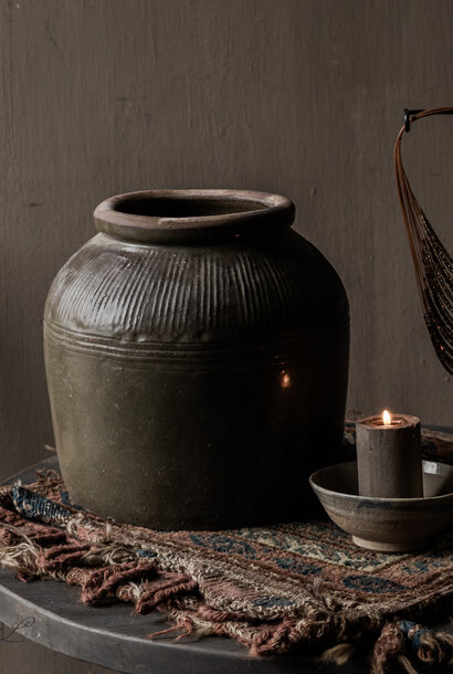 Einzigartiger, authentisch glasierter grüner Krug im Wabi-Sabi-Stil.