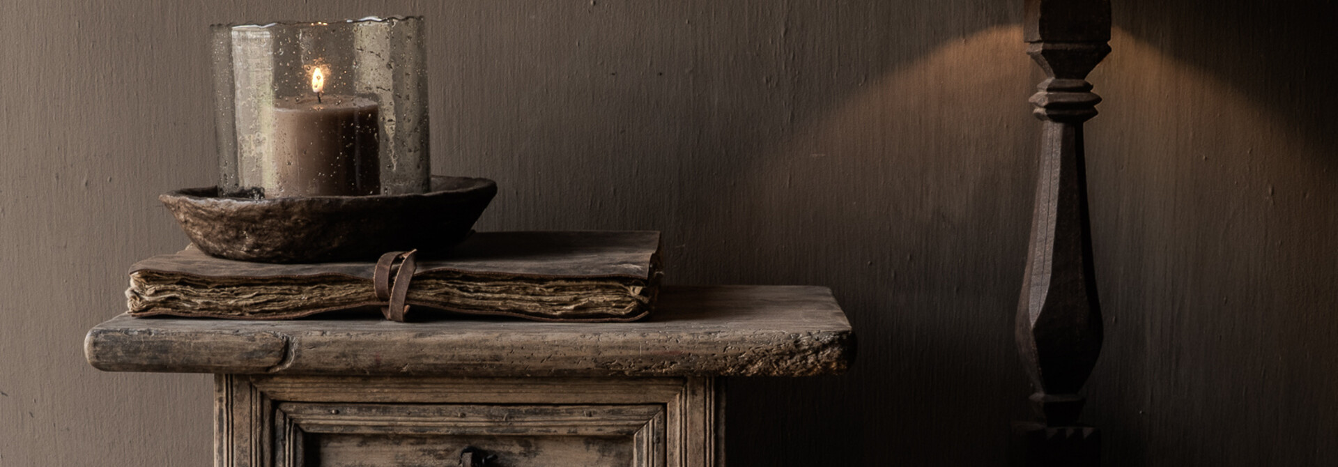 Alter, niedriger Holzschrank mit Schublade – Indien