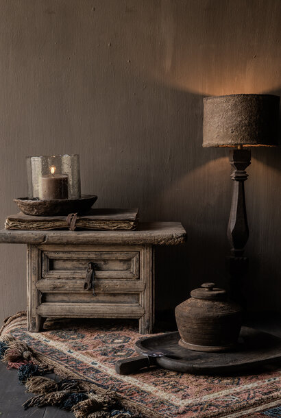 Alter, niedriger Holzschrank mit Schublade – Indien