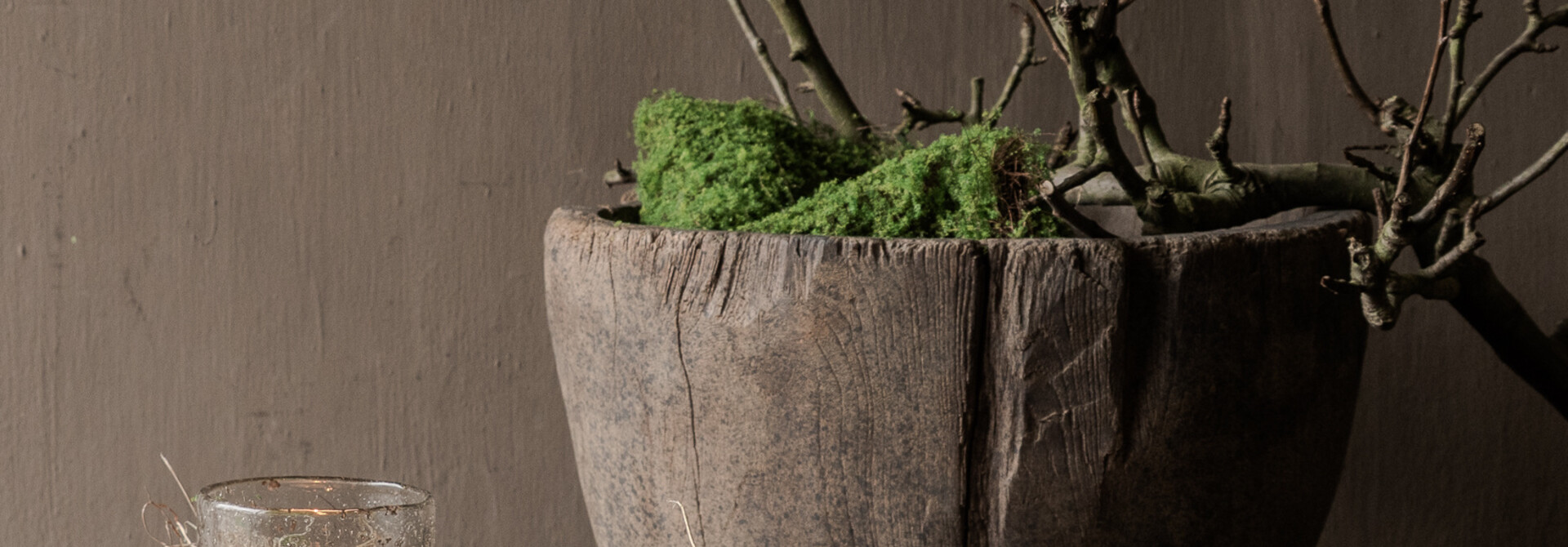 Old wooden bowl on a stand | Luksa Dimensions: Ø41 x H35 cm