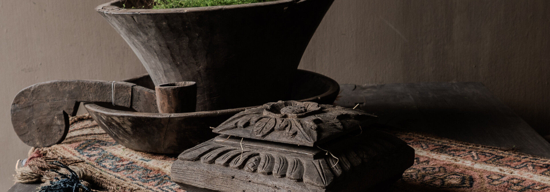 Einzigartige Holzkiste mit geschnitztem Deckel