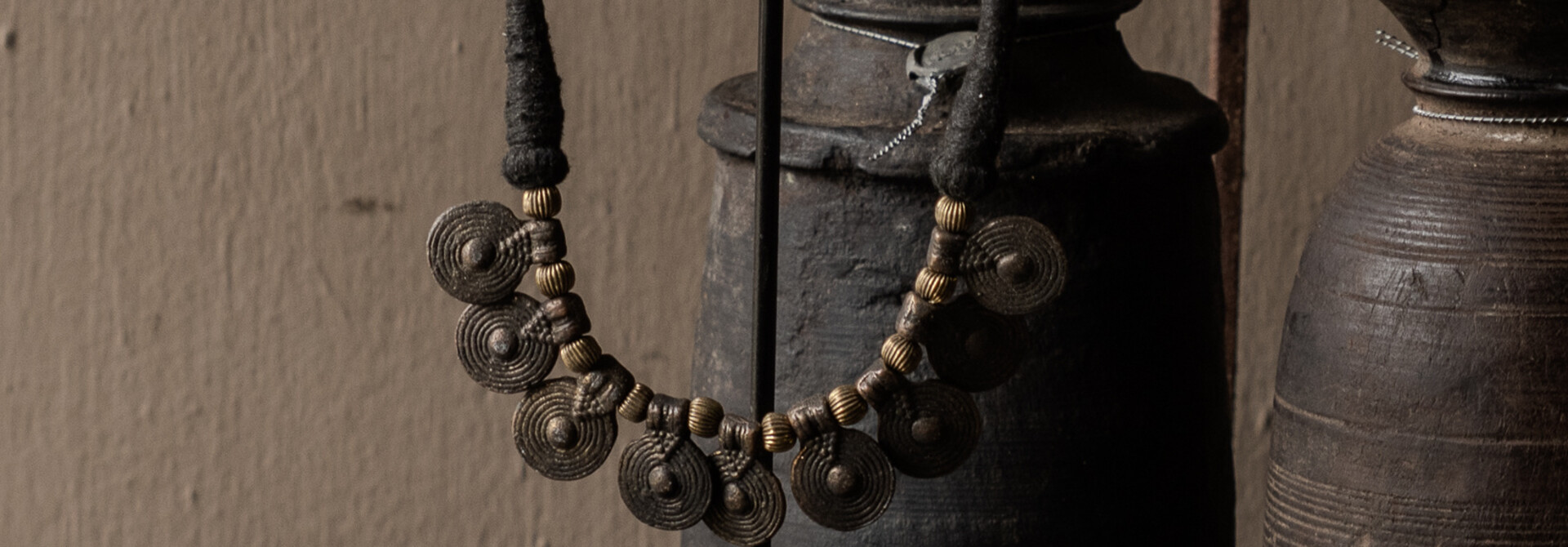 Authentieke sierketting op standaard – handgemaakt object