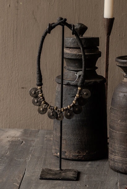 Authentieke sierketting op standaard – handgemaakt object